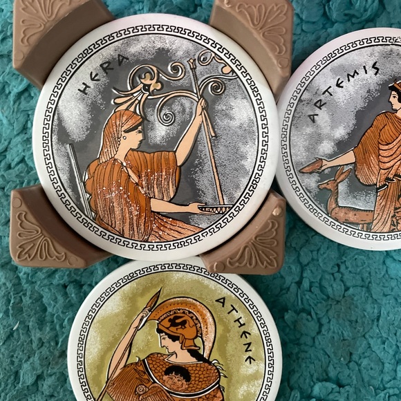 cup holders. - Picture 2 of 7